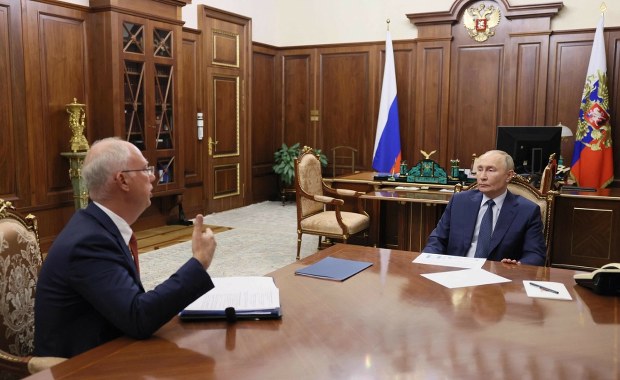 Człowiek Putina widziany w Paryżu. Rosja prawdopodobnie przeszarżowała