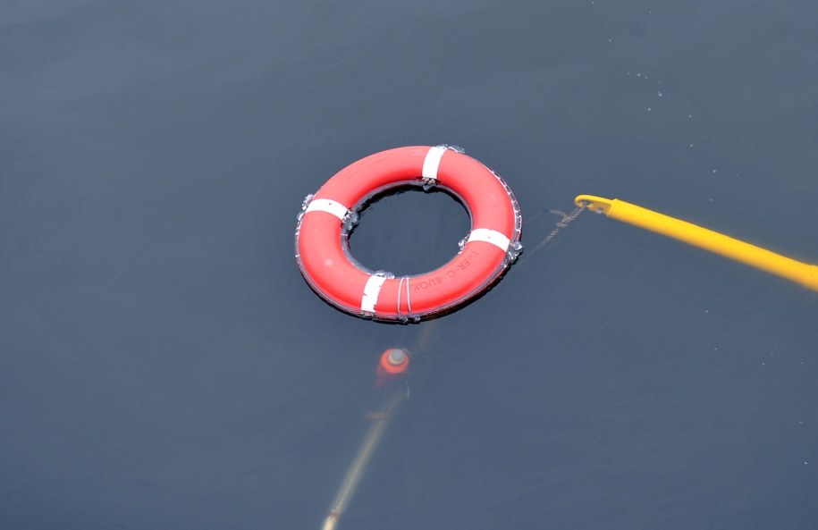 Człowiek wypadł za burtę jachtu /Marcin Bielecki /PAP