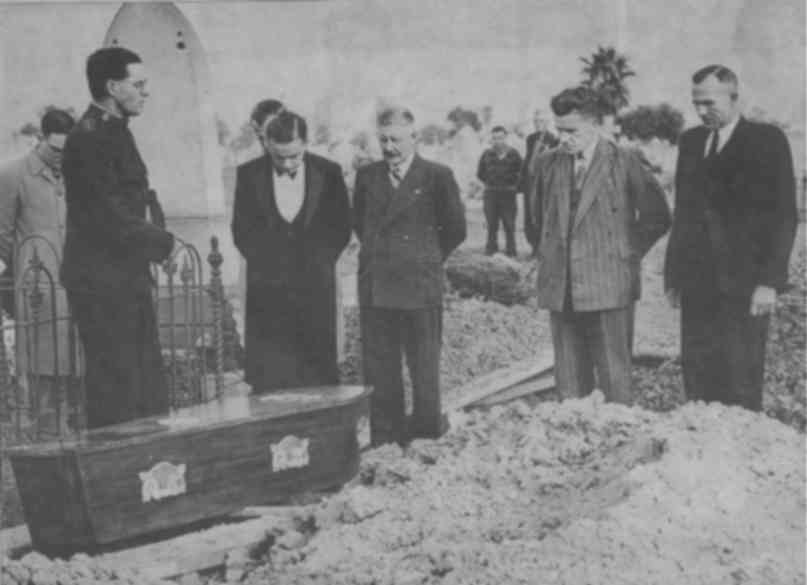Człowiek znaleziony na plaży Somerton został pochowany. Po wielu latach na jego grobie zaczęły pojawiać się kwiaty... /domena publiczna