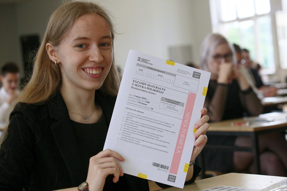 czniowie I LO im T. Kościuszki w Gorzowie Wielkopolskim przed rozpoczęciem egzaminu maturalnego / 	Lech Muszyński    /PAP