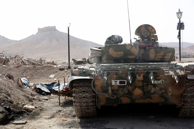 Czołg armii syryjskiej w walce o Palmirę /STR /PAP/EPA