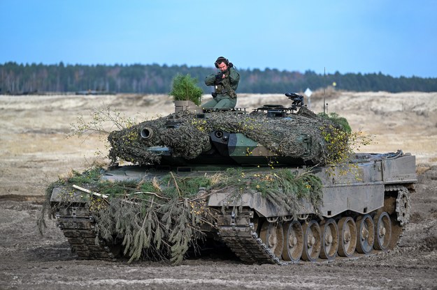 Czołg Leopard 2 uczestniczy na poligonie w Nowej Dębie /Darek Delmanowicz /PAP