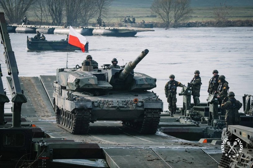 Czołg Leopard 2PL na ćwiczeniach Dragon-24. Obok nich z zasobów Wojska Polskiego w ćwiczeniach biorą udział Leopardy 2A5 /@SztabGenWP /Twitter