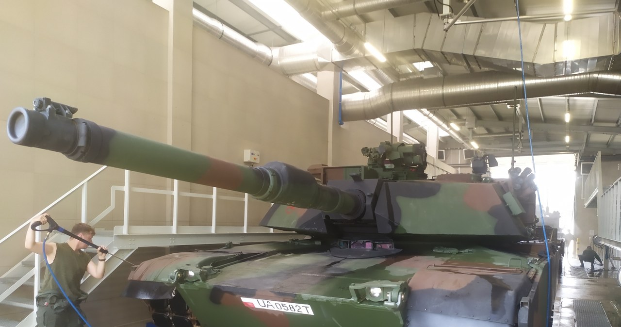 Czołg M1A1 Abrams podczas mycia /Marcin Jabłoński /archiwum prywatne