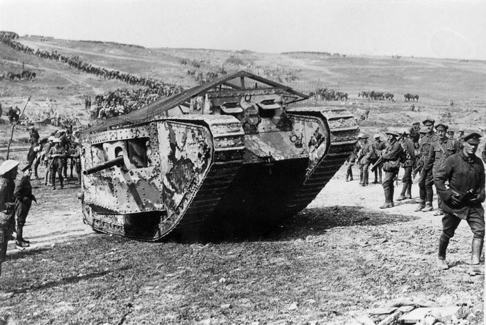 Czołg Mark I - pierwszy gąsienicowy pojazd pancerny na linii frontu /Getty Images/Flash Press Media