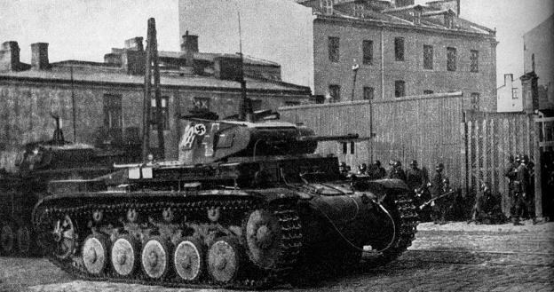 Czołg PzKpfw II Ausf. C na ulicach Warszawy we wrześniu 1939 roku /East News