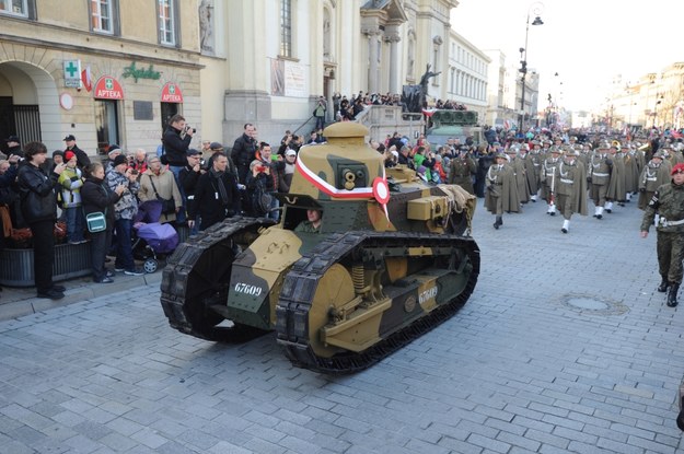 Czołg Renault FT-17 "Mars" na czelu marszu "Razem dla Niepodległej" /Grzegorz Jakubowski /PAP