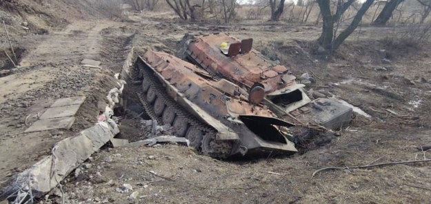 Czołg rosyjski pozostawiony przez żołnierzy w rejonie miasta Czernihów /DSNS /PAP