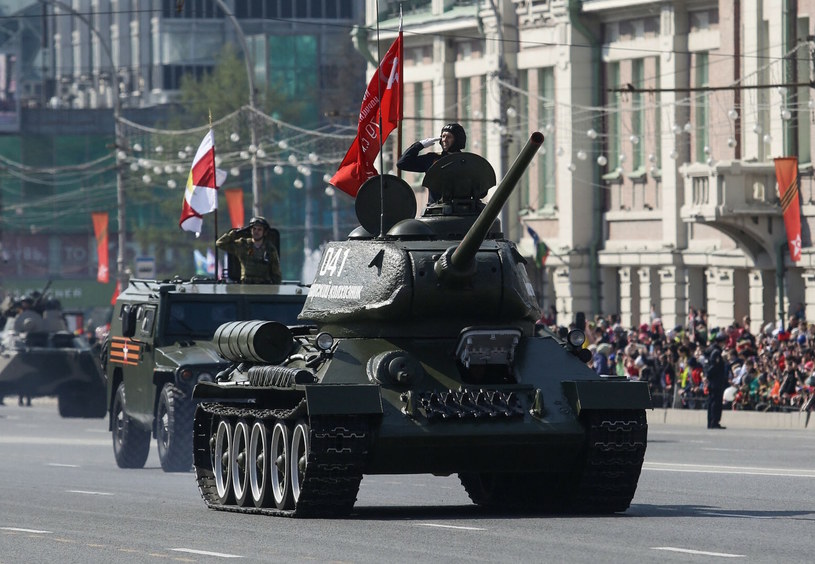 Czołg T-34 na Paradzie Zwycięstwa w Moskwie /ROSTISLAV NETISOV/AFP /Agencja SE/East News