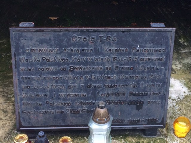 Czołg T -34 od końca II wojny światowej stoi na skwerze u zbiegu ulic Jasnogórskiej i Powstańców Warszawy /Anna Kropaczek /RMF FM