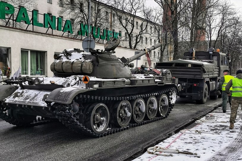 Czołg T-55 na terenie kopalni "Wujek" - w drodze do zakładowego muzeum. Zdjęcie - Polska Grupa Górnicza /Informacja prasowa