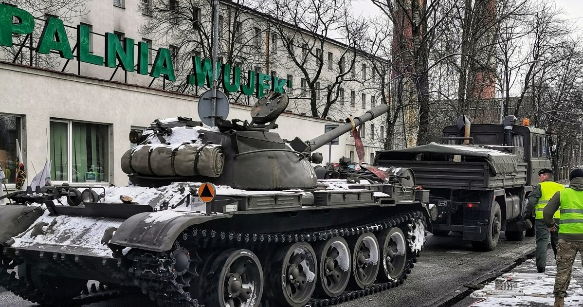 Czołg T-55 na terenie kopalni "Wujek" - w drodze do zakładowego muzeum. Zdjęcie - Polska Grupa Górnicza /Informacja prasowa