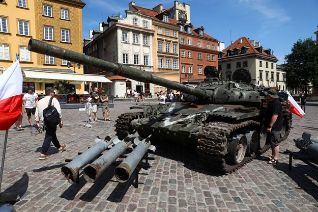 Czołg T-72BA na nowo otwartej wystawie zniszczonego podczas wojny na Ukrainie rosyjskiego sprzętu wojskowego "Za wolność naszą i waszą” na Placu Zamkowym w Warszawie /Rafał  Guz /PAP