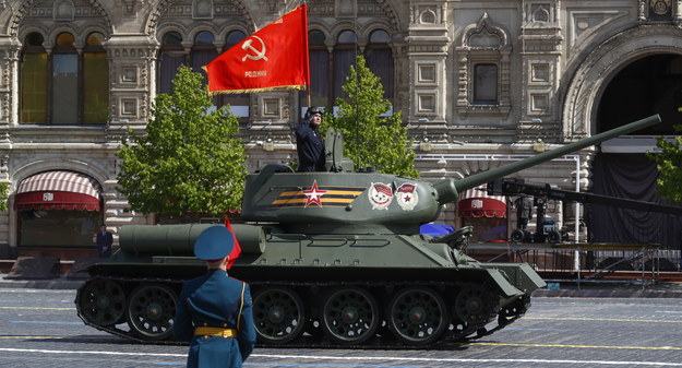Czołg z czasów II wojny światowej podczas Parady Zwycięstwa w Moskwie /STRINGER /PAP/EPA