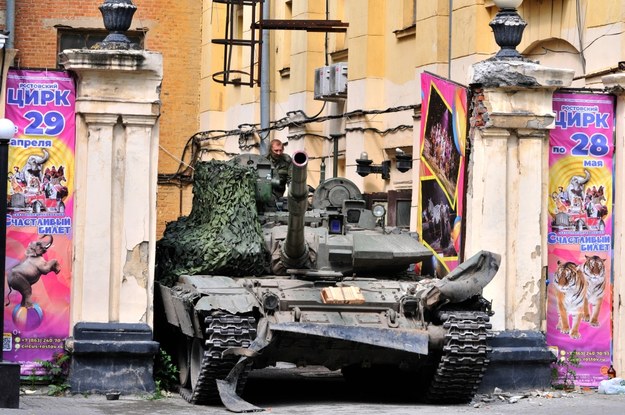Czołg zakleszczony w bramie cyrku w Rostowie nad Donem /ARKADY BUDNITSKY /PAP/EPA