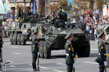Czołgi i armia na ulicach Kijowa. Ukraina świętuje