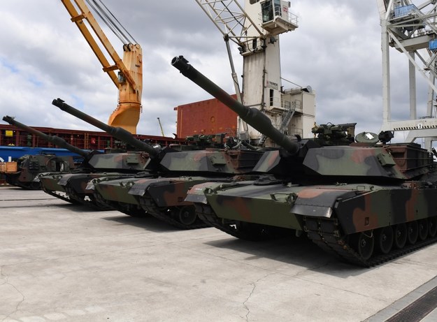 Czołgi M1A1 Abrams w porcie w Szczecinie - 28 czerwca 2023 r. /	Marcin Bielecki   /PAP
