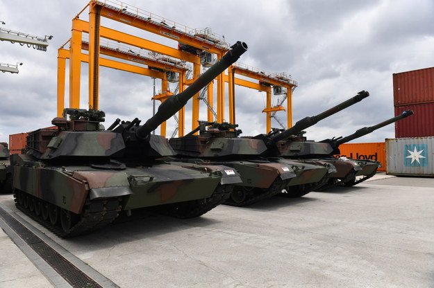 Czołgi M1A1 Abrams w porcie w Szczecinie /	Marcin Bielecki   /PAP
