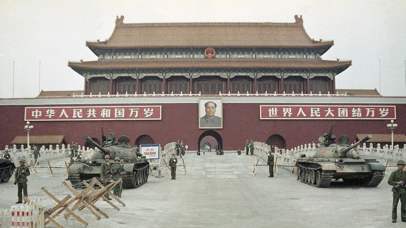 Czołgi na placu Tiananmen /domena publiczna