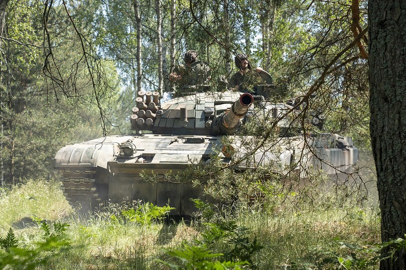 Czołgi PT-91 Twardy to konstrukcja dobrze znana ukraińskim żołnierzom, ulepszona o zachodnie technologie. Pomoże im w obronie przed rosyjską inwazją /Sgt. Andres Chandler /Wikimedia