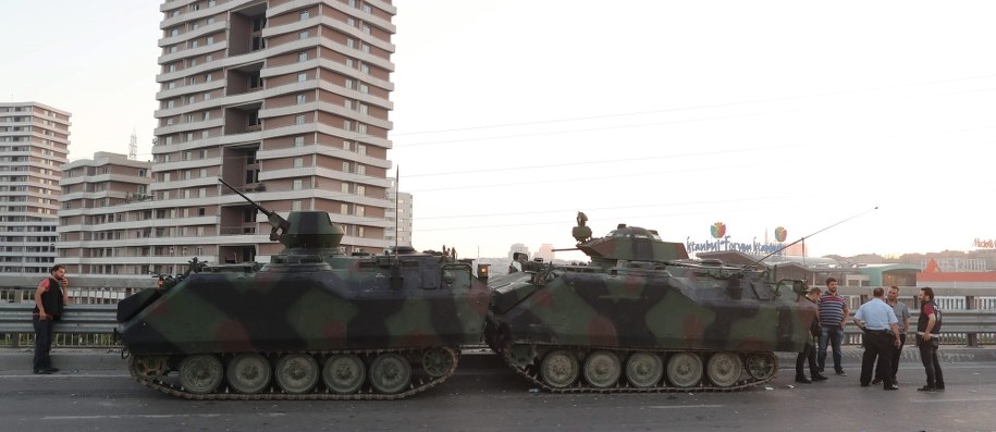 Czołgi tureckiej armii na jednej z głównych dróg Stambułu / 	PAP/EPA/TOLGA BOZOGLU /PAP/EPA