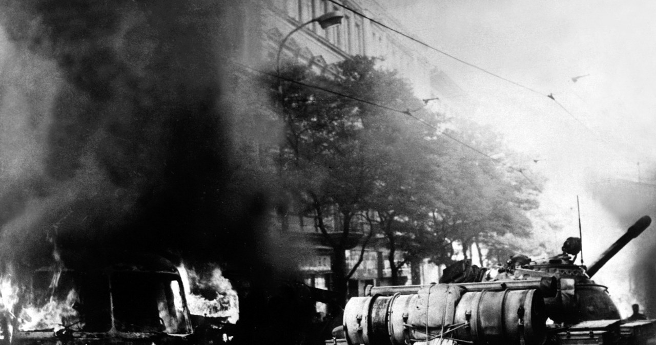 Czołgi Układu Warszawskiego na ulicach Pragi /AFP