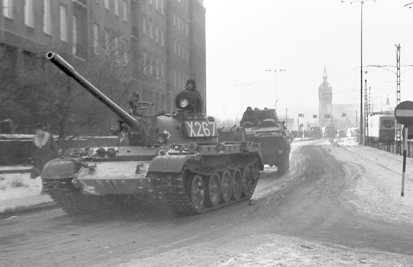Czołgi wjeżdżają do Gdańska w grudniu 1981 r. pod bramę stoczni im. Lenina. W głębi dworzec PKP /Marek Michalak /Agencja FORUM