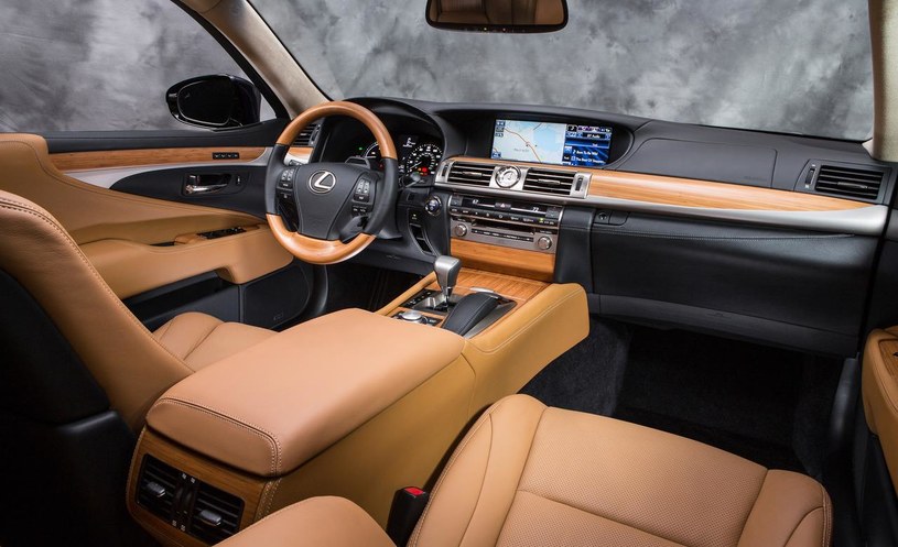 Czołowe miejsce w kabinie LS-a zajmuje 12,3-calowym ekran nowego systemu multimedialnego. Ukłonem w stronę dynamiki jest nowa, 3-ramienna kierownica o średnicy 38 cm (wcześniej: 39 cm). /Lexus