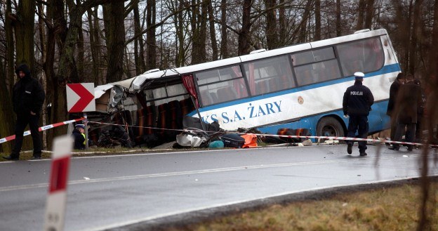 Czołowe zderzenie autobusu z cysterną. 2 ofiary /PAP