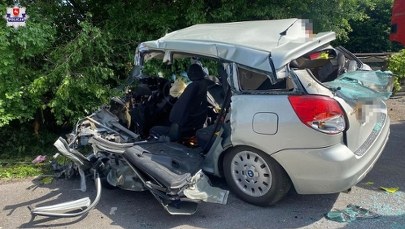 Czołowe zderzenie busa i osobówki w Krzesimowie