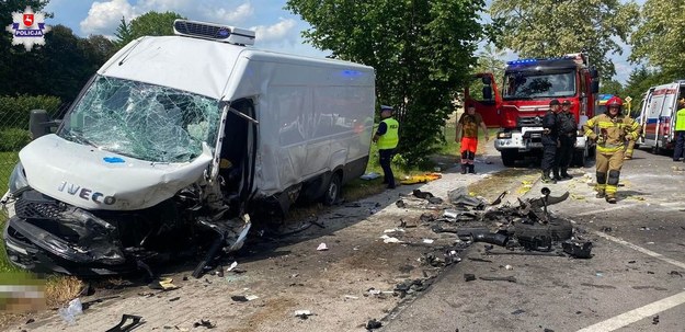 Czołowe zderzenie busa i osobówki /Lubelska Policja /Materiały prasowe