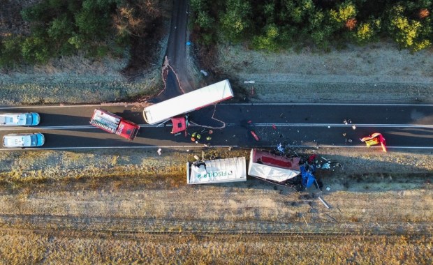 Czołowe zderzenie ciężarówek. Jeden z kierowców nie żyje