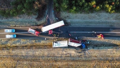 Czołowe zderzenie ciężarówek. Jeden z kierowców nie żyje