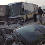 Czołowe zderzenie ciężarówki, autobusu i samochodu osobowego na DW 977