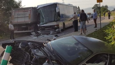 Czołowe zderzenie ciężarówki, autobusu i samochodu osobowego na DW 977
