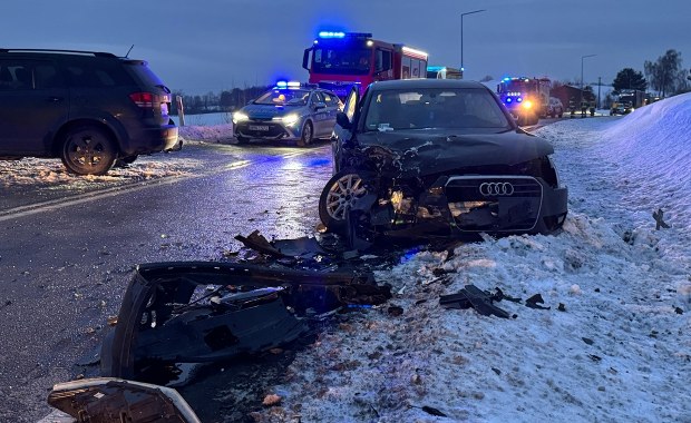 Czołowe zderzenie Dodge'a z Audi. Dzieci wśród rannych