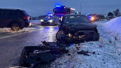 Czołowe zderzenie Dodge'a z Audi. Dzieci wśród rannych