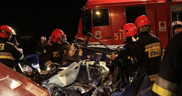 Czołowe zderzenie golfa z autobusem. Trzy ofiary śmiertelne /PAP