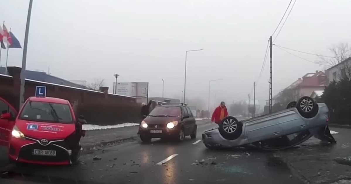 Czołowe zderzenie i dachowanie  / YouTube @Dashcam Bandit /