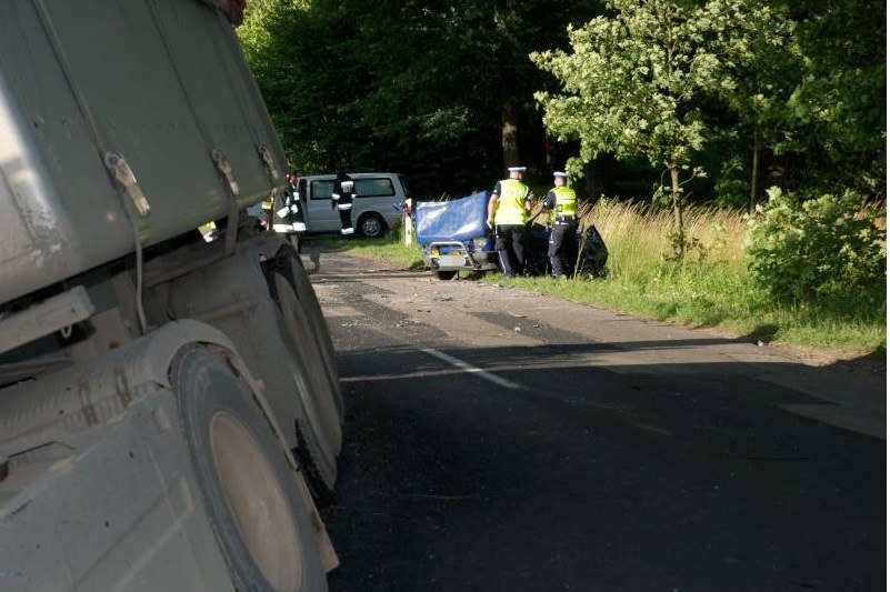 Czołowe zderzenie malucha z ciężarówką /Policja