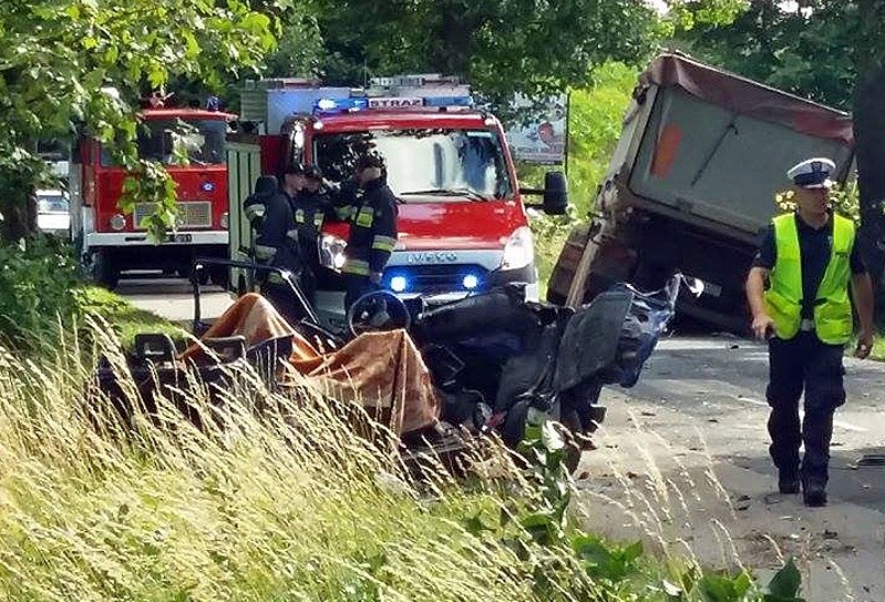 Czołowe zderzenie malucha z ciężarówką /Policja