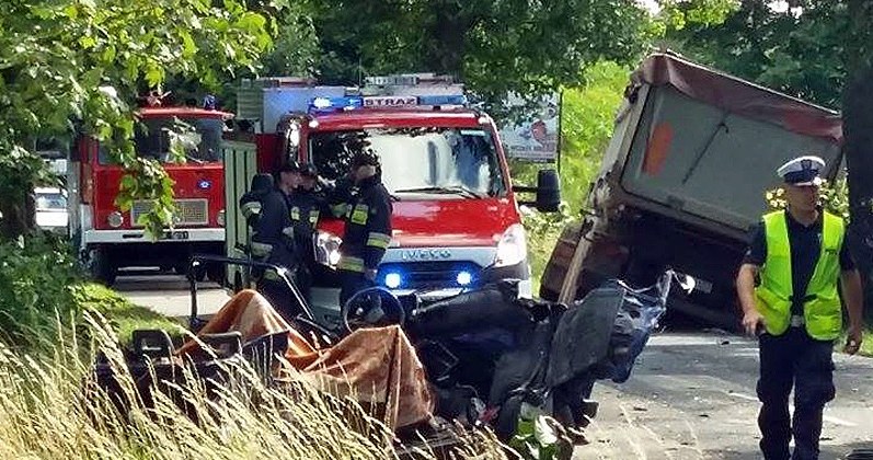 Czołowe zderzenie malucha z ciężarówką /Policja