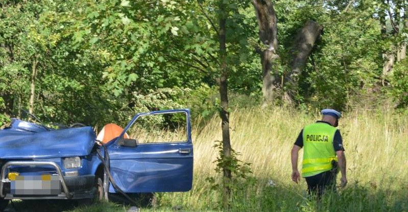 Czołowe zderzenie malucha z ciężarówką /Policja