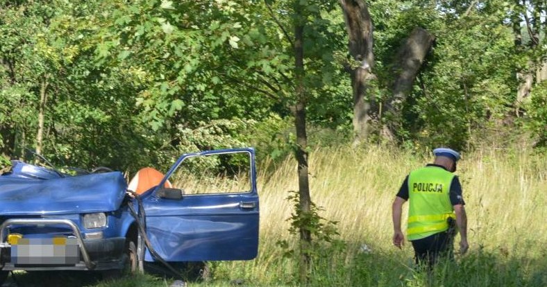 Czołowe zderzenie malucha z ciężarówką /Policja