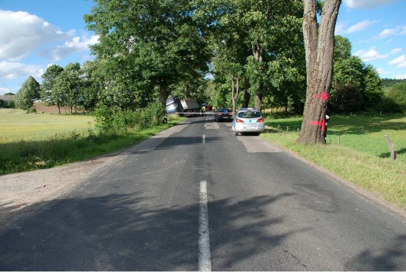 Czołowe zderzenie malucha z ciężarówką /Policja