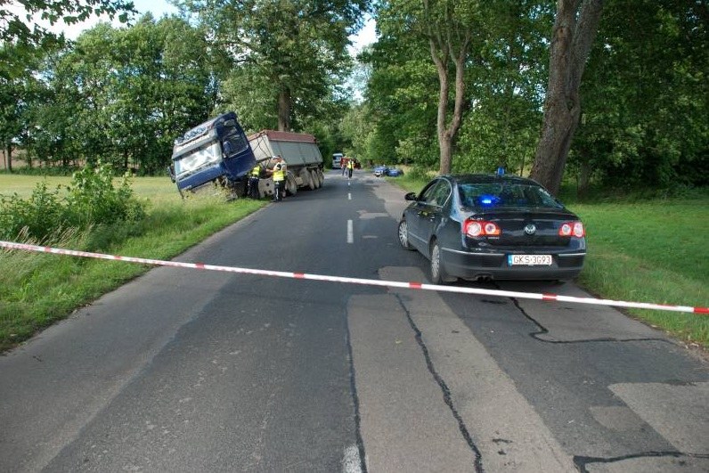 Czołowe zderzenie malucha z ciężarówką /Policja