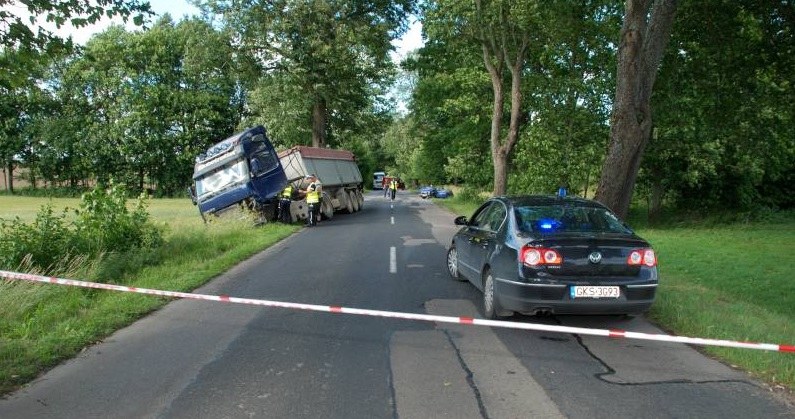 Czołowe zderzenie malucha z ciężarówką /Policja