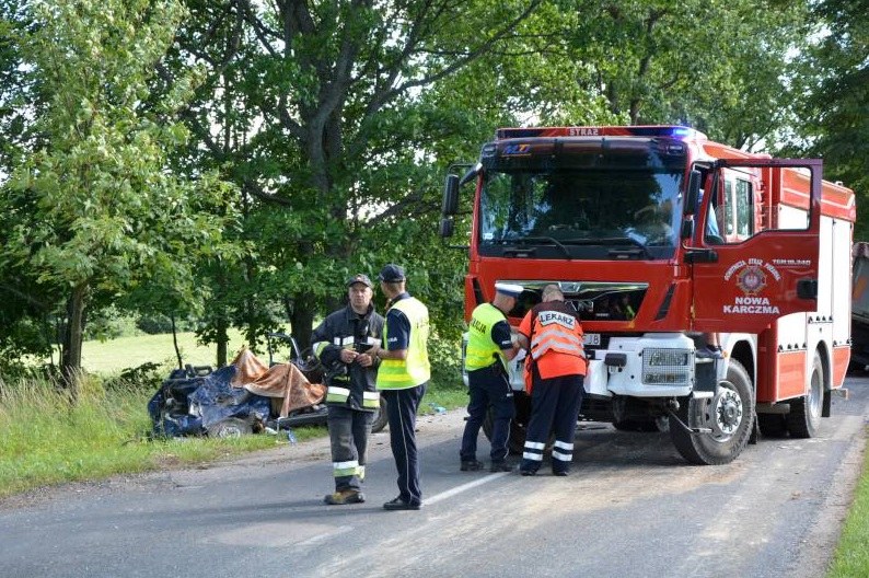 Czołowe zderzenie malucha z ciężarówką /Policja