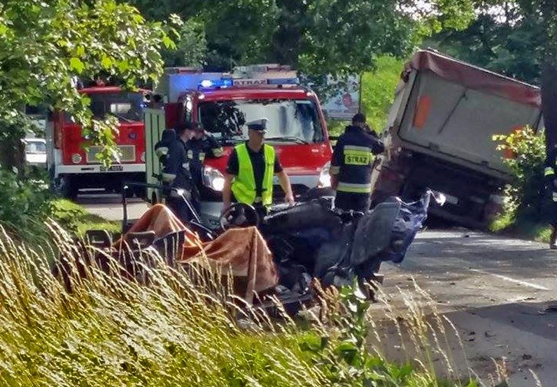 Czołowe zderzenie malucha z ciężarówką /Policja