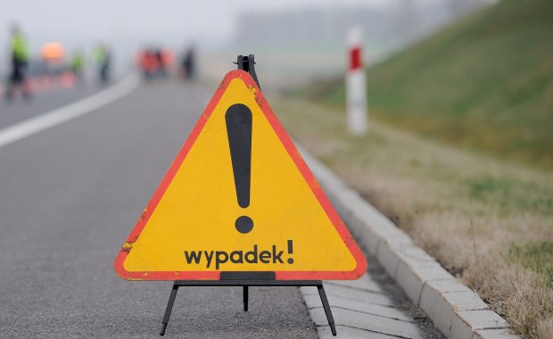 Czołowe zderzenie na krajowej "17". Zapaliła się cysterna